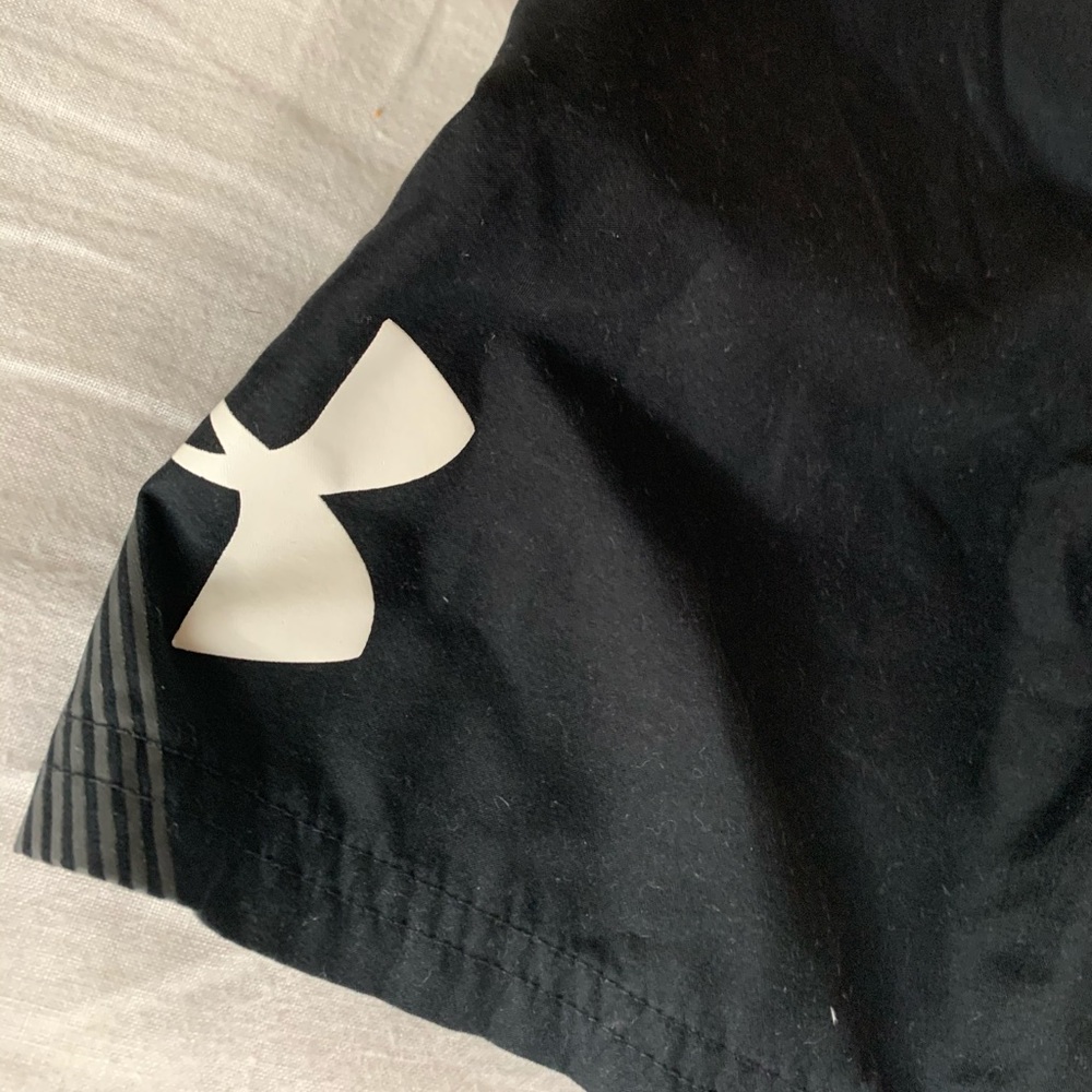 UNDER ARMOUR kids shorts black siize 5